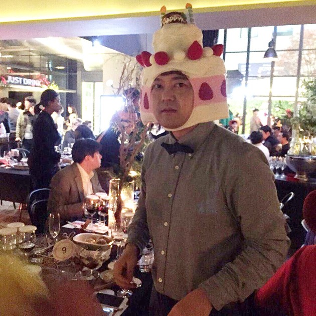 Gambar Foto Jun Hyun Moo Kenakan Topi Berbentuk Kue