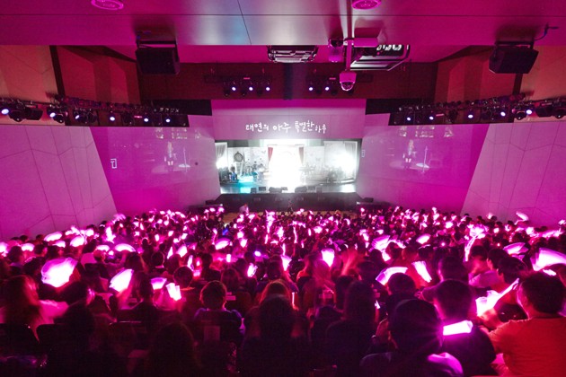 Gambar Foto SONE Berikan Dukungan Pada Tae Yeon