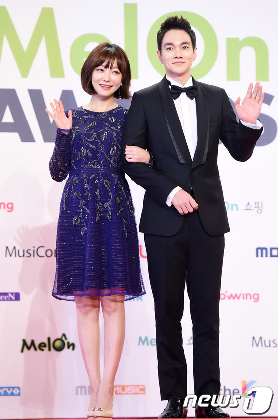 Gambar Foto Shin So Yul dan Lee Kyu Han di Red Carpet Melon Music Awards 2015
