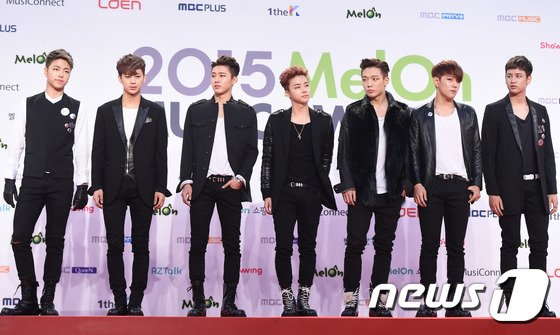 Gambar Foto iKON di Red Carpet Melon Music Awards 2015