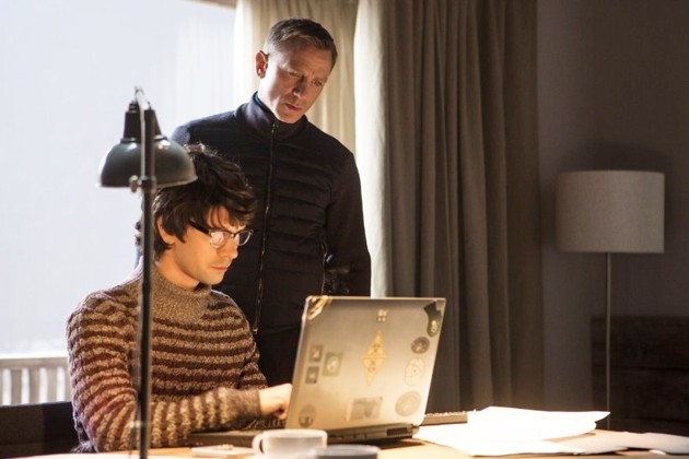 Gambar Foto Daniel Craig dan Ben Whishaw di Film 'Spectre'