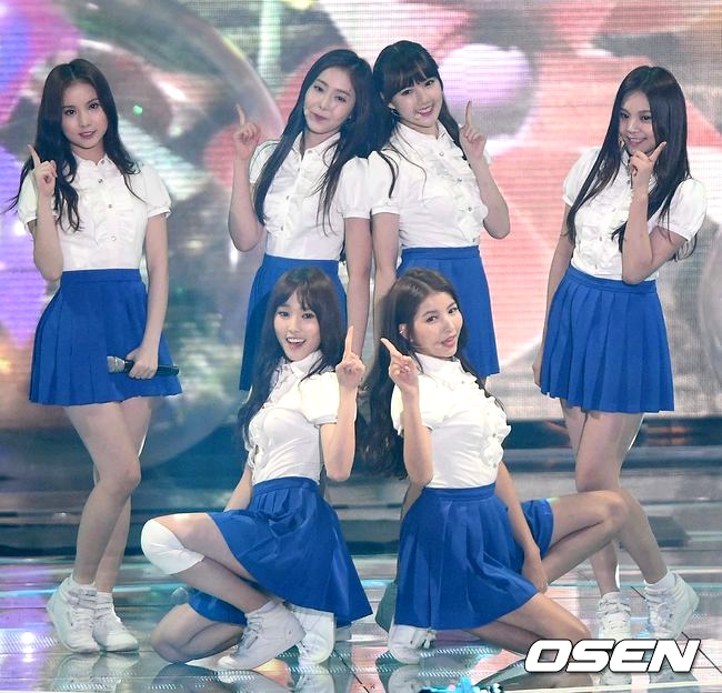 Gambar Foto G-Friend Tampil Nyanyikan Lagu 'Me Gustas Tu'
