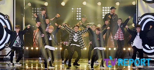 Gambar Foto iKON Tampil Nyanyikan Lagu 'Rhythm Ta'