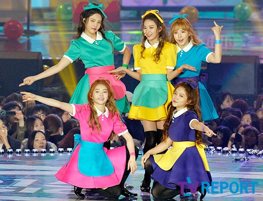 Gambar Foto Red Velvet Saat Nyanyikan Lagu 'Dumb Dumb'