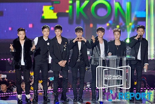 Gambar Foto iKON Raih Piala Best New Artist