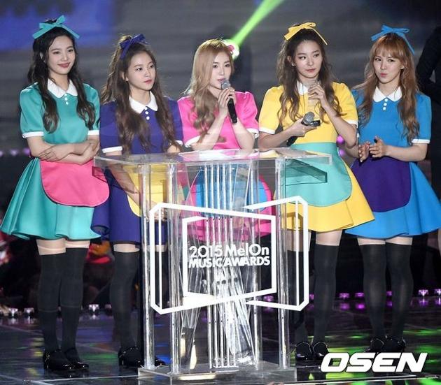 Gambar Foto Red Velvet Raih Piala Best Dance Female