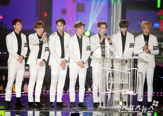 Gambar Foto Monsta X Raih Piala 1theK Performance Award