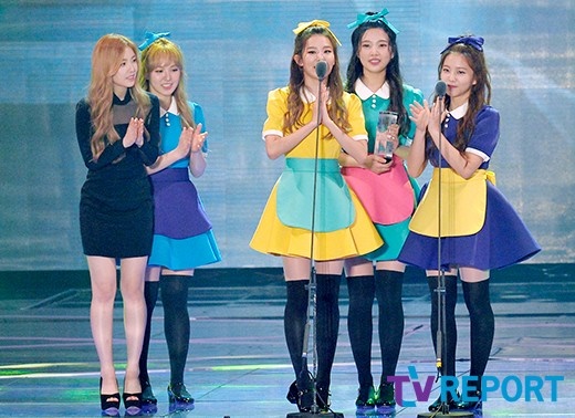 Gambar Foto Red Velvet Wakili EXO Terima Piala Album of the Year