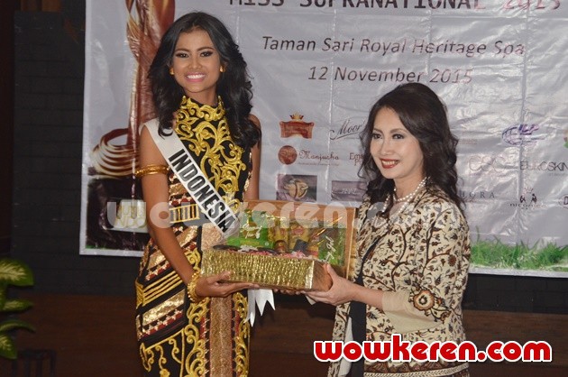 Gambar Foto Gresya Amanda di Konferensi Pers Miss Supranational 2015