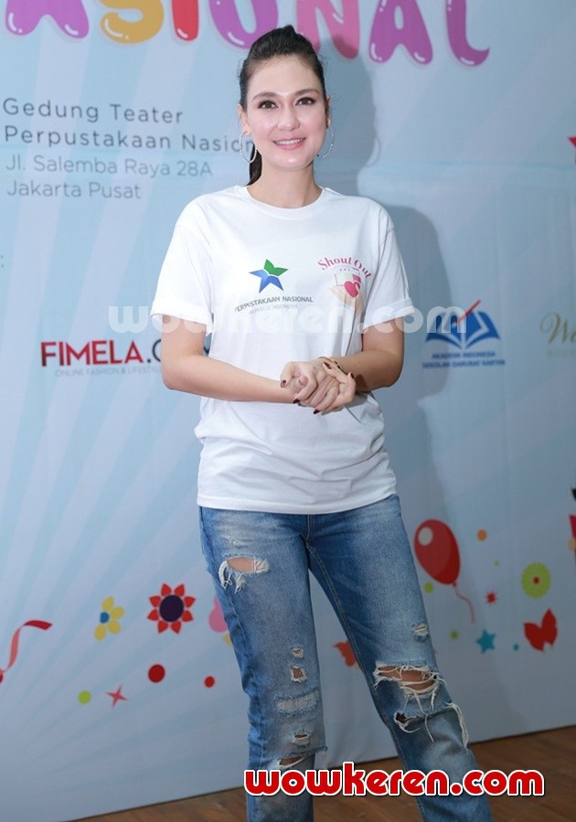 Gambar Foto Luna Maya Dukung Hari Gerakan Membaca Nasional