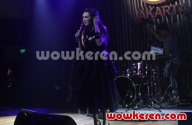 Gambar Foto Penampilan Mulan Jameela di Konser Melawan Asap