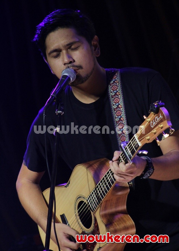 Gambar Foto Penampilan Petra Sihombing di Konser Melawan Asap