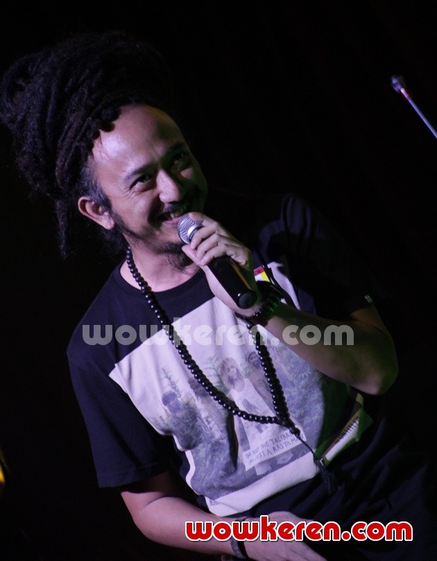 Gambar Foto Ras Muhamad Bawa Nuansa Reggae di Konser Melawan Asap