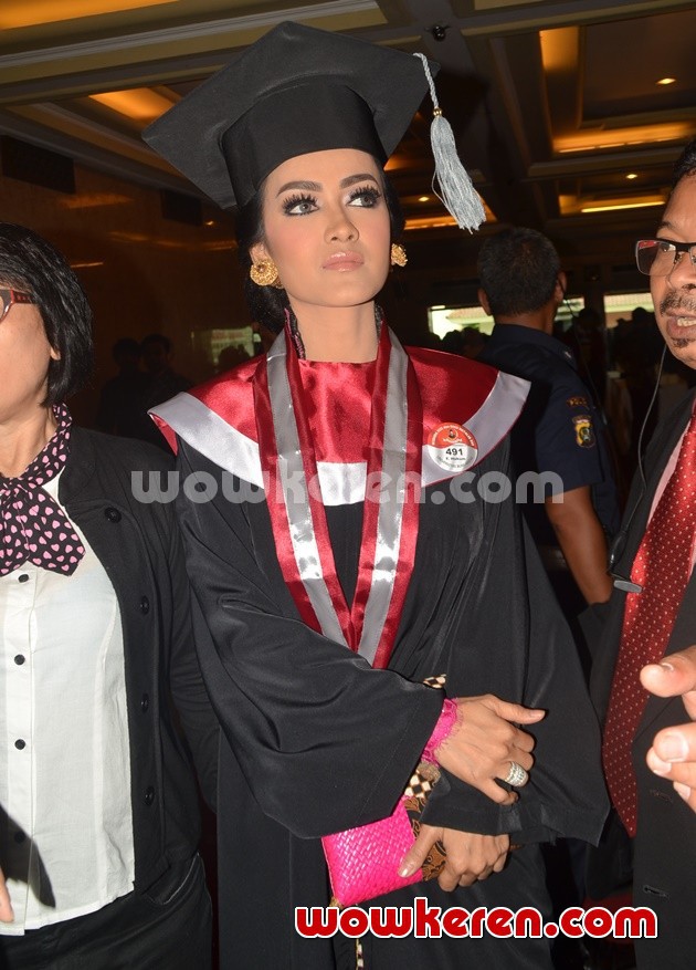 Gambar Foto Julia Perez Raih Gelar Sarjana Hukum