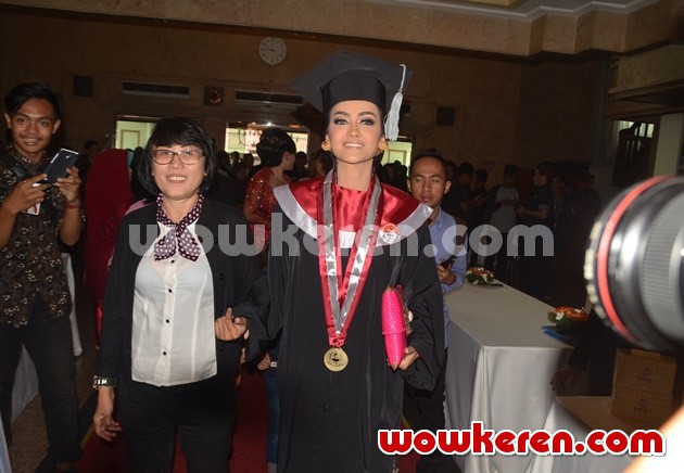 Gambar Foto Julia Perez Raih Gelar Sarjana Hukum