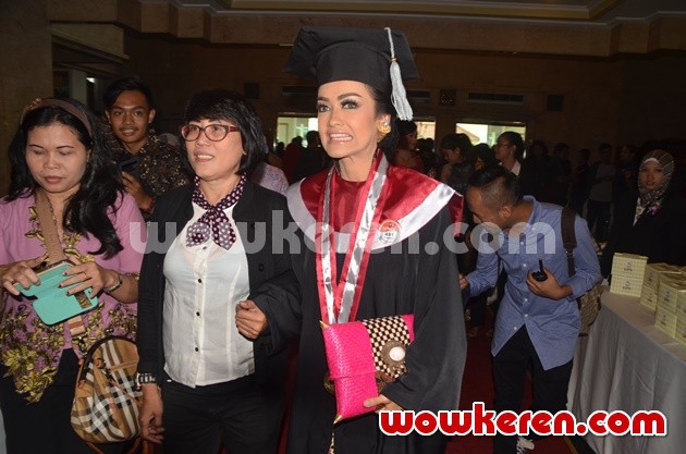 Gambar Foto Julia Perez Deg-Degan Jelang Wisuda