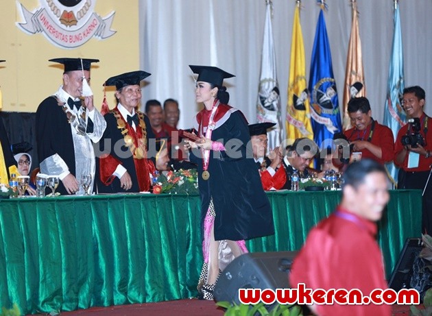 Gambar Foto Julia Perez Raih Gelar Sarjana Hukum