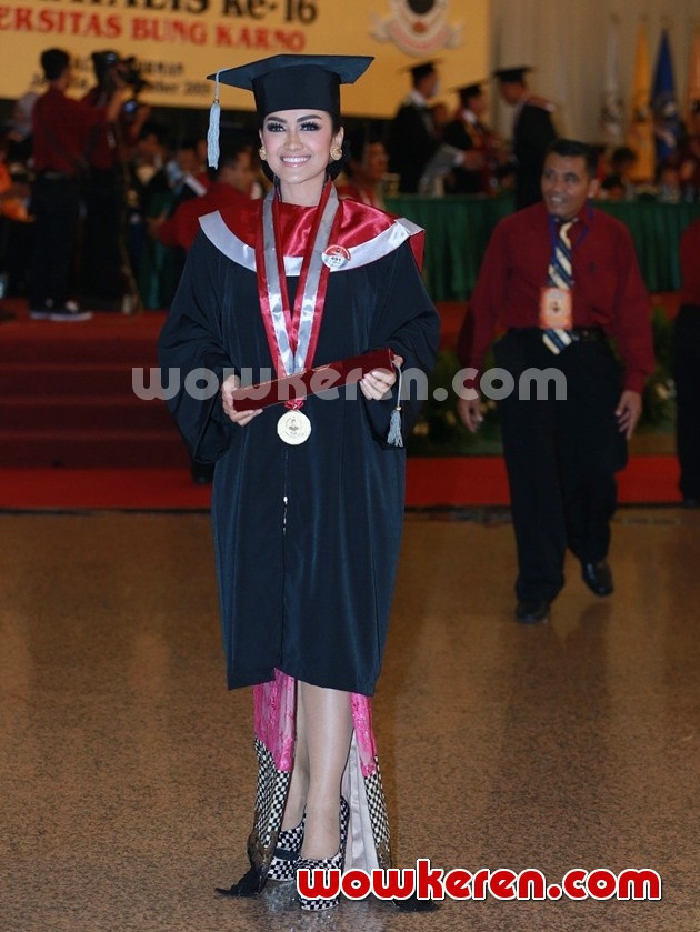 Gambar Foto Julia Perez Raih Gelar Sarjana Hukum