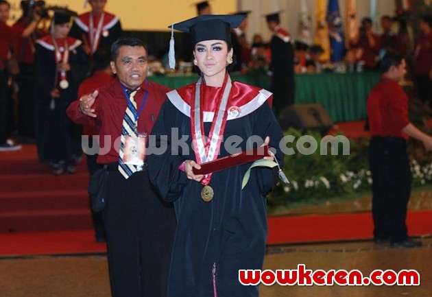 Gambar Foto Julia Perez Raih Gelar Sarjana Hukum