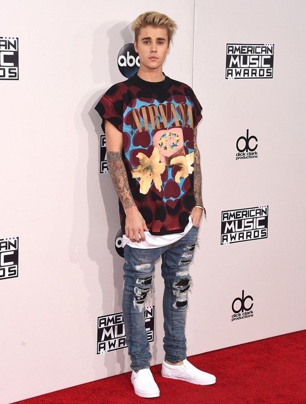 Gambar Foto Justin Bieber Kenakan Kaos Nirvana