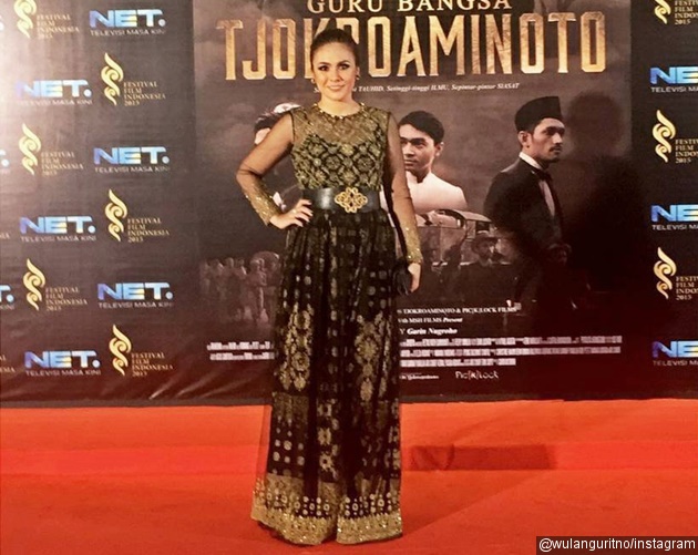 Gambar Foto Wulan Guritno Kenakan Gaun Rancangan Ghea Panggabean