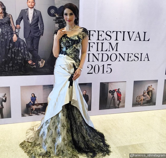 Gambar Foto Maudy Koesnaedi Cantik dengan Gaun Rancangan Mety Choa
