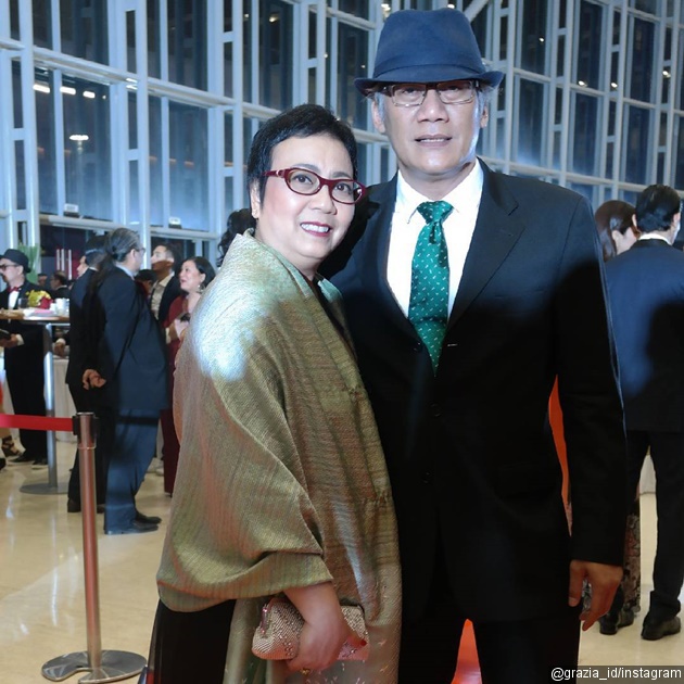 Gambar Foto Tio Pakusadewo dan Istri Hadiri Festival Film Indonesia