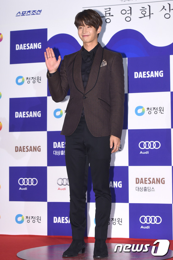 Gambar Foto Song Jae Rim di Red Carpet Blue Dragon Awards 2015