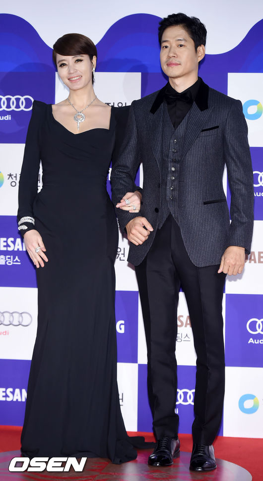 Gambar Foto Kim Hye Soo dan Yoo Joon Sang di Red Carpet Blue Dragon Awards 2015