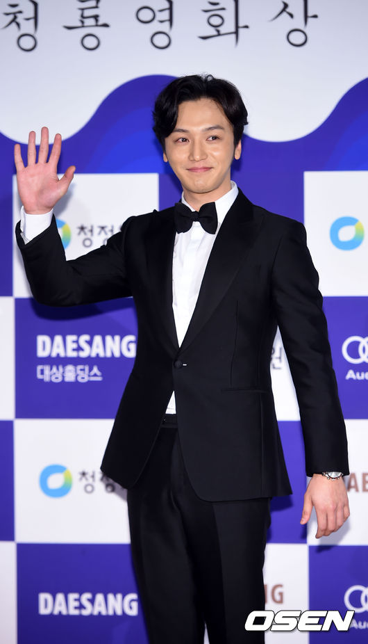 Gambar Foto Byun Yo Han di Red Carpet Blue Dragon Awards 2015