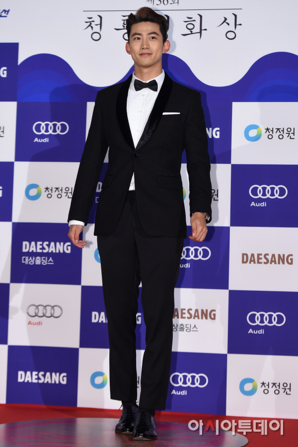 Gambar Foto Taecyeon 2PM di Red Carpet Blue Dragon Awards 2015