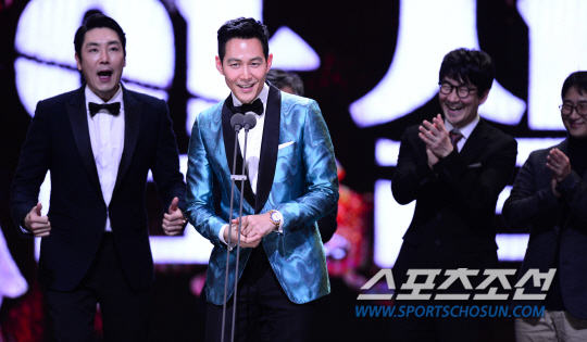 Gambar Foto Lee Jung Jae Wakili Film 'Assassination' Terima Piala Best Film