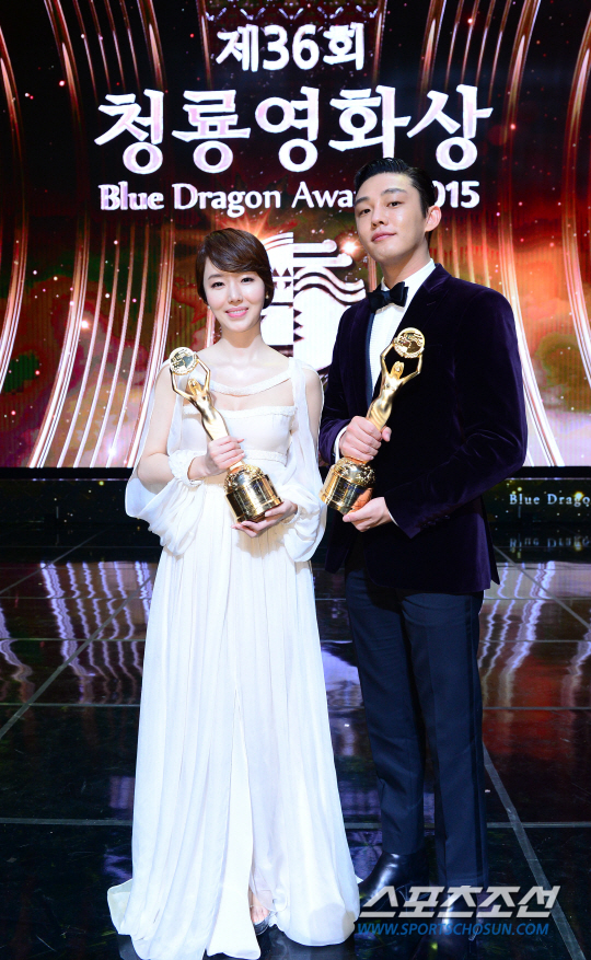 Gambar Foto Lee Jung Hyun dan Yoo Ah In Pamer Piala