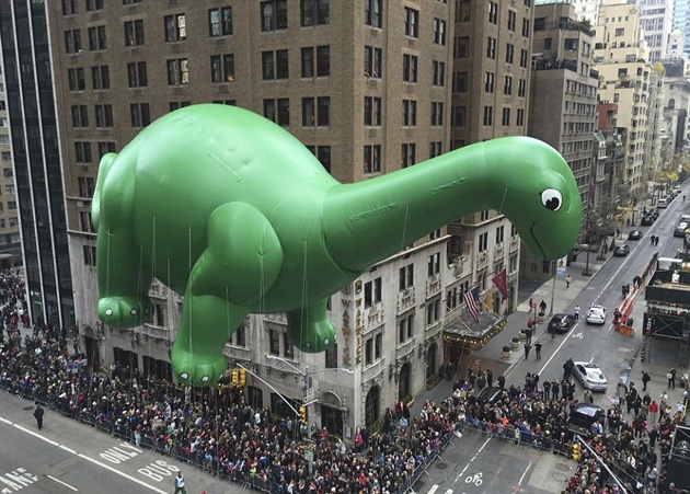 Gambar Foto Balon Dinosaurus di Festival Thanksgiving 2015