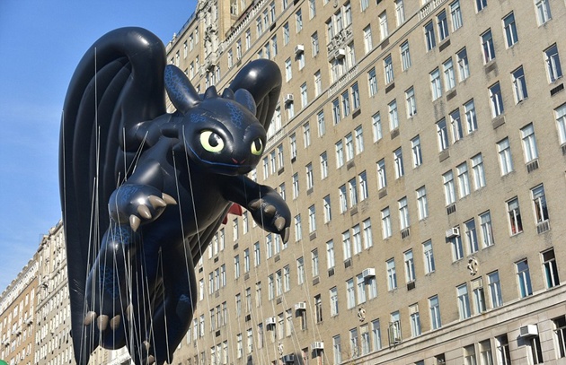 Gambar Foto Balon Karakter Toothless Ramaikan Festival Thanksgiving 2015