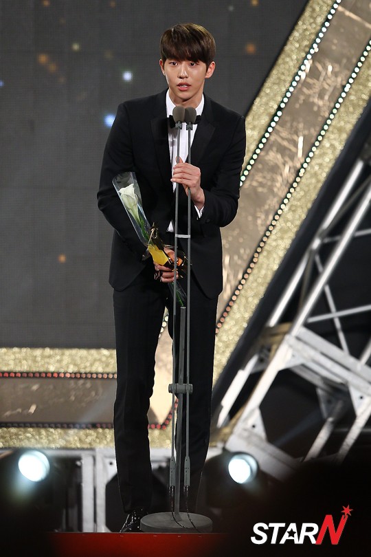 Gambar Foto Nam Joo Hyuk Raih Piala Best New Actor