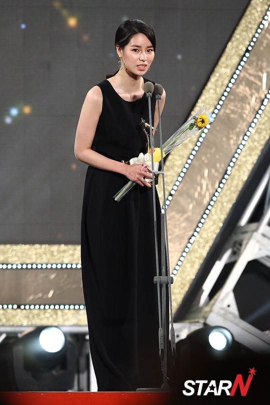 Gambar Foto Lim Ji Yeon Raih Piala Best New Actress