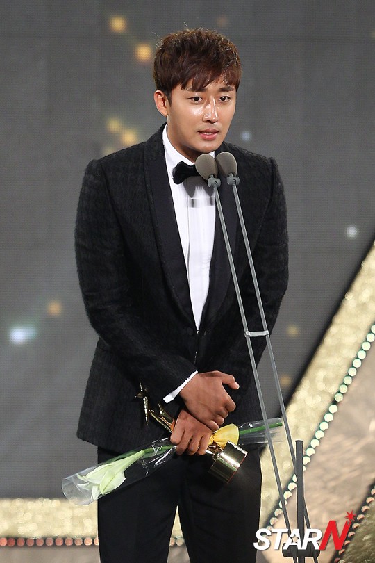 Gambar Foto Son Ho Joon Raih Piala Popularity Award