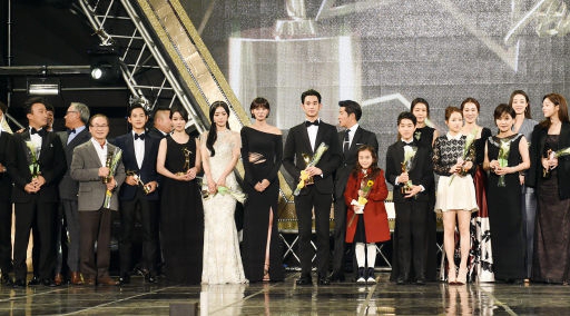 Gambar Foto Para Pemenang APAN Star Awards Berfoto Bersama