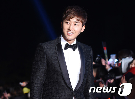 Gambar Foto Son Ho Joon di Red Carpet APAN Star Awards