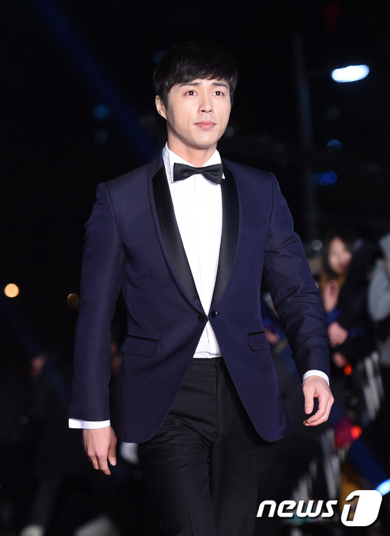 Gambar Foto Oh Min Suk di Red Carpet APAN Star Awards