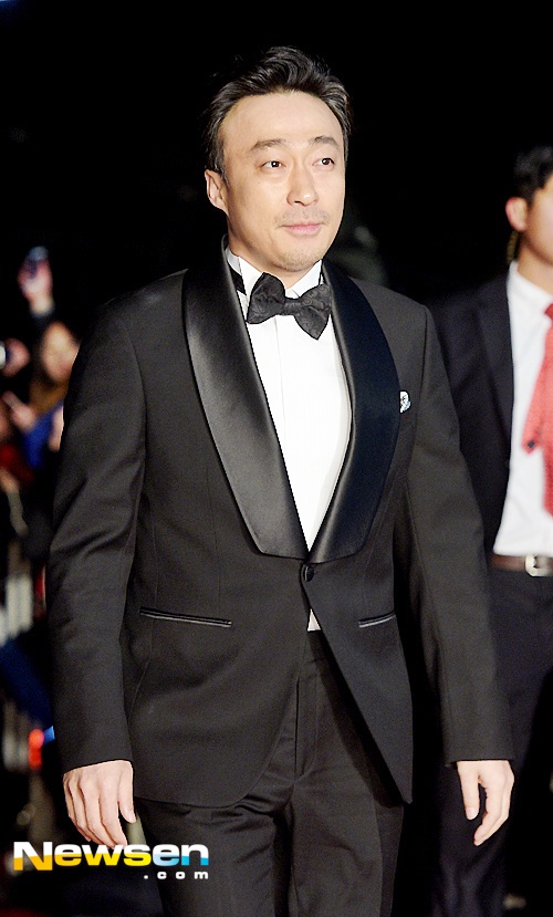 Gambar Foto Lee Sung Min di Red Carpet APAN Star Awards