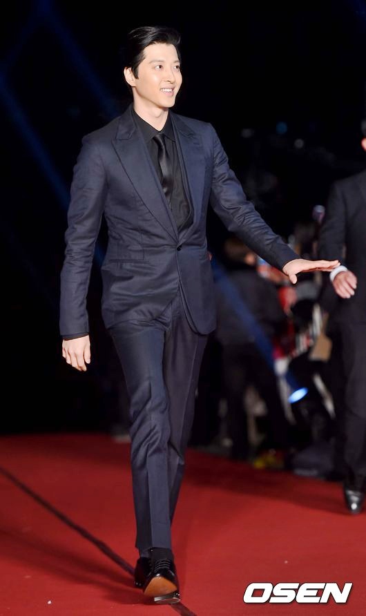 Gambar Foto Lee Dong Gun di Red Carpet APAN Star Awards