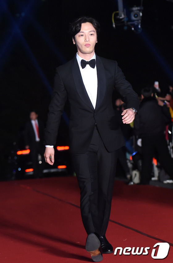 Gambar Foto Byun Yo Han di Red Carpet APAN Star Awards
