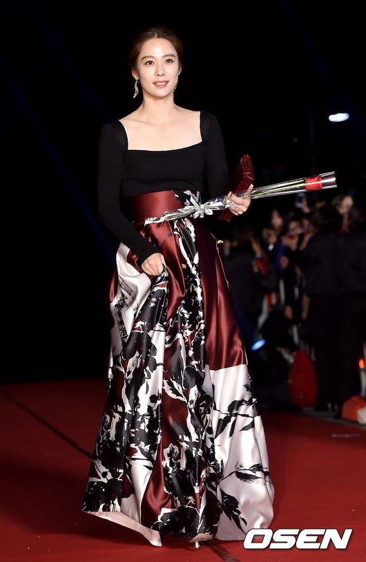 Gambar Foto Kim Hyun Joo di Red Carpet APAN Star Awards
