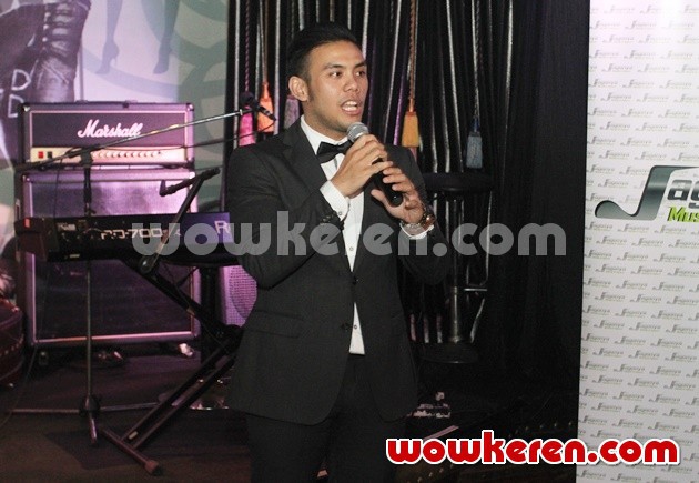 Gambar Foto Eros Tjokro di Press Conference Penghargaan Triple Platinum untuk Album 'The Great Composers'