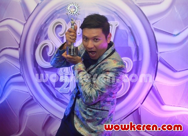 Gambar Foto Gading Marten Raih Piala 'Presenter Paling Ngetop' SCTV Awards 2015
