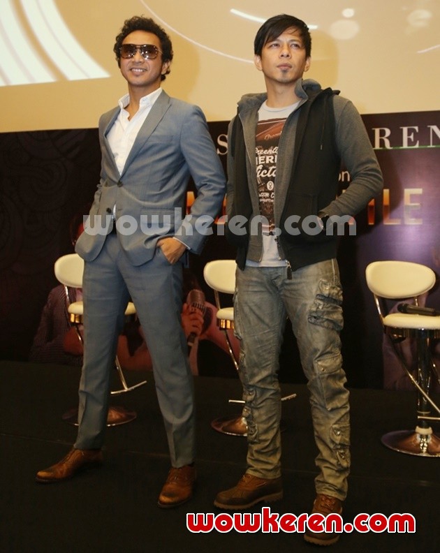 Gambar Foto Giring Ganesha dan Ariel di Konferensi Pers Vidio.com Music Battle