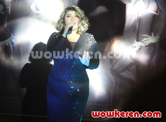 Gambar Foto Nania di Press Conference Penghargaan Triple Platinum untuk Album 'The Great Composers'