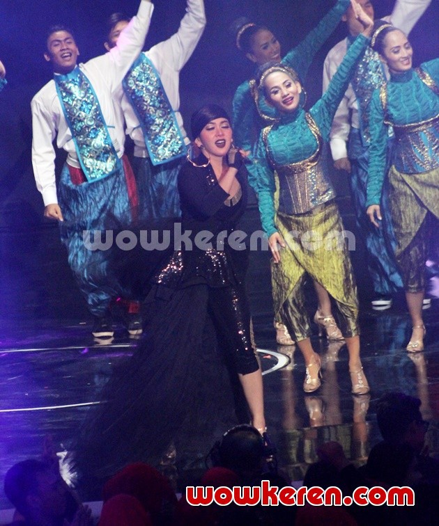 Gambar Foto Syahrini Meriahkan Panggung SCTV Awards 2015